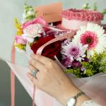 Pink Symphony Bouquet & Pink Cake