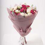 باقة ورود سبراي بلون الأحمر المخملي مع أوراق الأوكالبتوس المنعشة