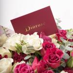 باقة ورود سبراي بلون الأحمر المخملي مع أوراق الأوكالبتوس المنعشة