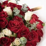 باقة ورود سبراي بلون سكارليت كلاود مع أوراق الأوكالبتوس المنعشة