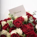 باقة ورود سبراي بلون سكارليت كلاود مع أوراق الأوكالبتوس المنعشة