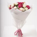 باقة ورود سبراي بلون الأحمر المخملي