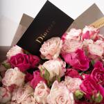 باقة ورود سبراي بدرجات الوردي الفوشيا الناعمة