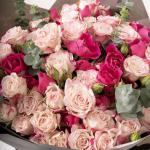 باقة ورود سبراي بدرجات الوردي الفوشيا مع أوراق الأوكالبتوس المنعشة