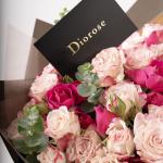 باقة ورود سبراي بدرجات الوردي الفوشيا مع أوراق الأوكالبتوس المنعشة