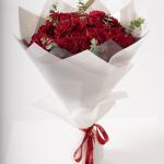 اقة ورود سبراي بلون سكارت مع أوراق الأوكالبتوس المنعشة