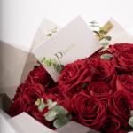 اقة ورود سبراي بلون سكارت مع أوراق الأوكالبتوس المنعشة