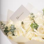 ايفوري ميست باقة ورود مع أوراق الأوكالبتوس المنعشة